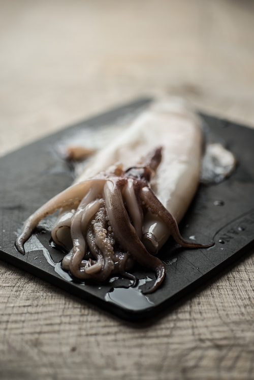Et styk rengjort, dansk blæksprutte klar til leg