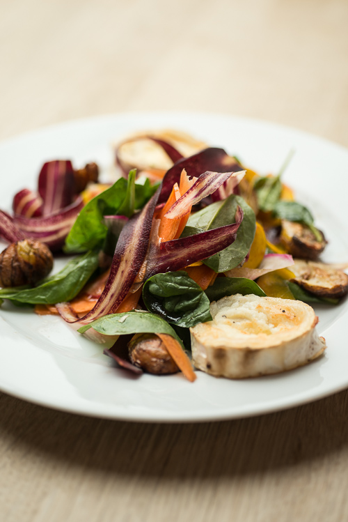 Salat med smukke rodfrugter, grillet gedeost og kastanjer eller nødder