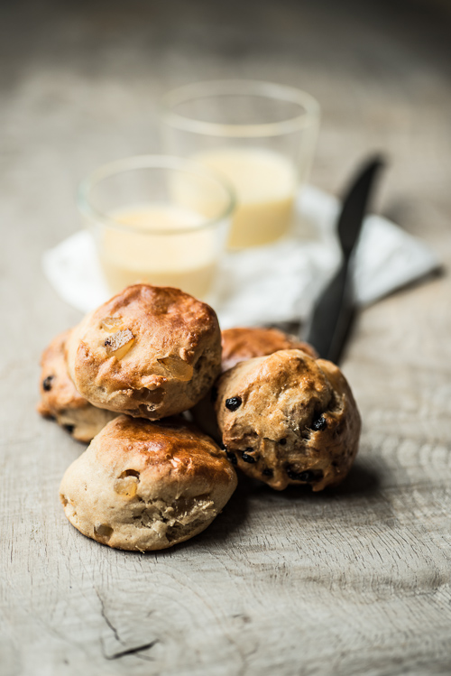 To forskellige slags scones og den gode curd i baggrunden