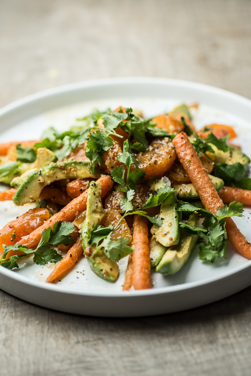 En smuk og meget aromatisk salat er klar til servering