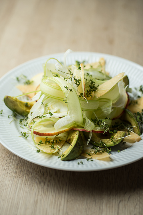 Sprøde friske grøntsager med sødt fra æble og fedme fra Kornly og avocado