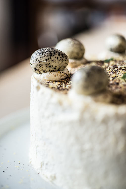 Kagen er pyntet med chokolade-lakrids æg fra Summerbird