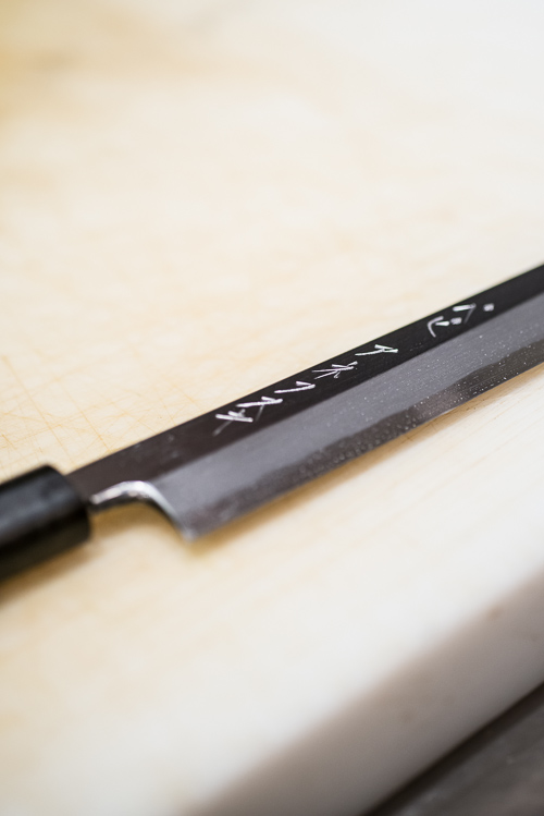 Pepis nye kniv, med navn, netop hjembragt fra Japan