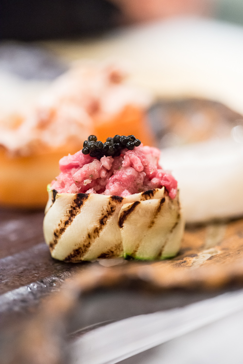 Endnu en anerledes og spændende gunkan på Umami: Wagyutartar med kaviar og grillet squash