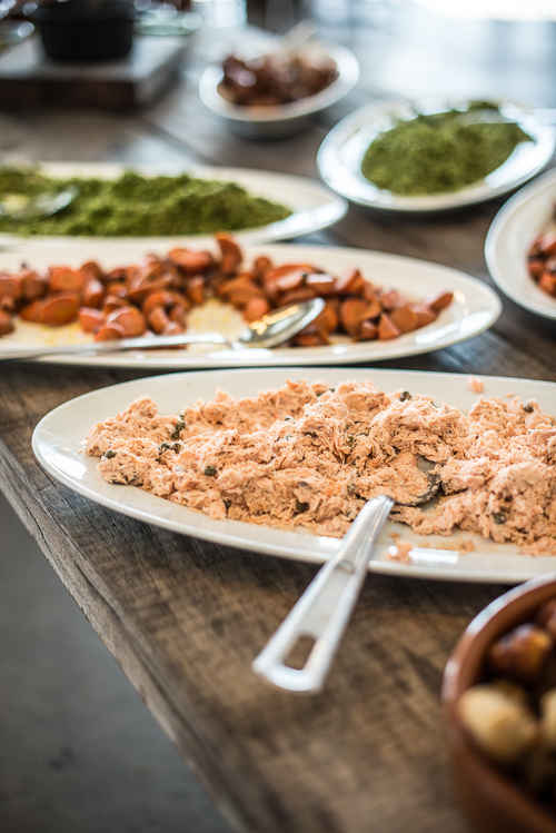 Lakserilette, bagte gulerødder og speltsalat