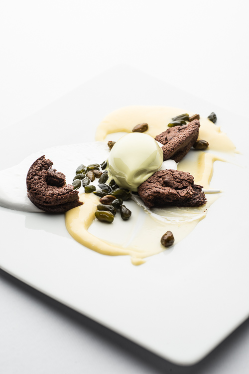 Chokoladekage, lemoncurd, marengs og pistacie