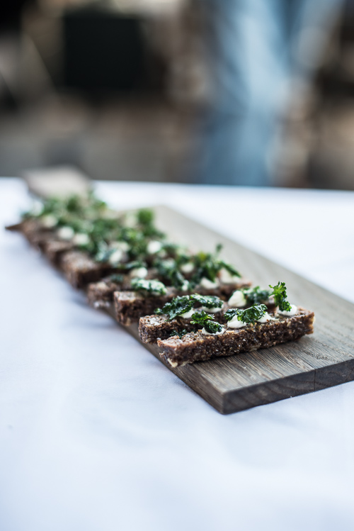 Smørristet rugbrød med rygeost og friteret persille