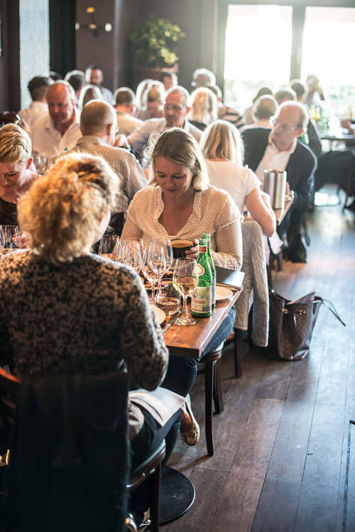 En lykkelig madblogger får selv lov at dosere sin foie gras sauce