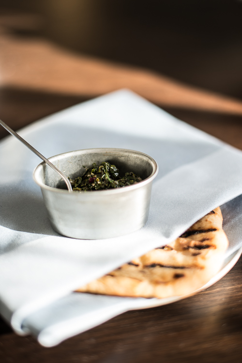 Grillet fladbrød med fermenterede kartofler og urtepanade