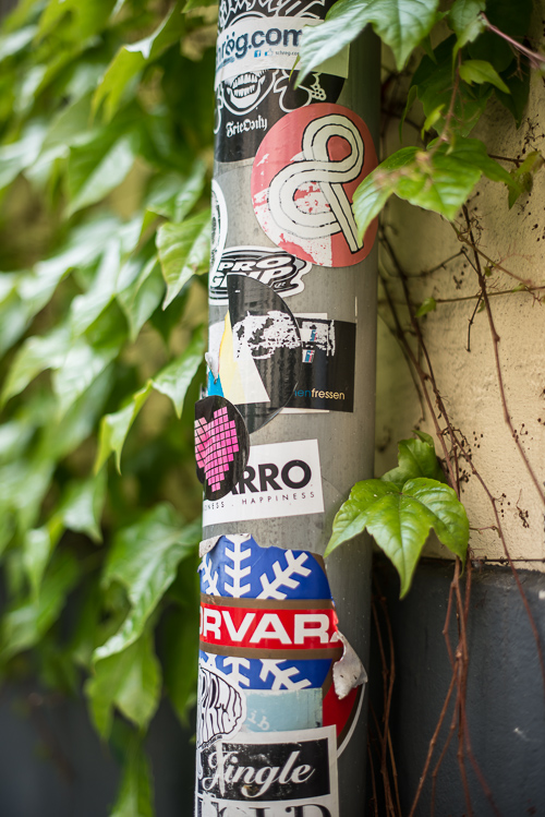 Grafitti, klistermærker og gamle plakater ses overalt i Berlin