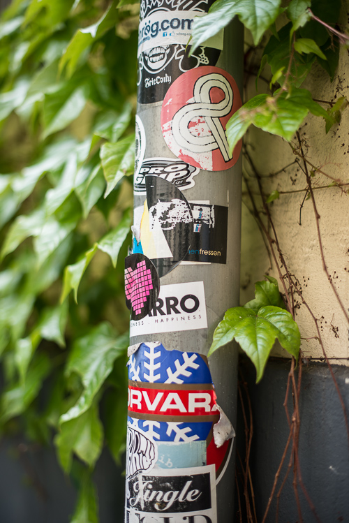 Grafitti, klistermærker og gamle plakater ses overalt i Berlin