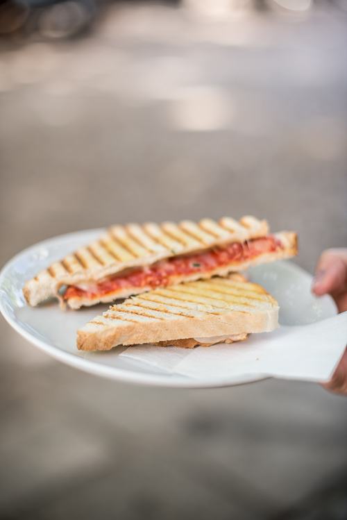 Sprød og varm toast med chorizo og ost