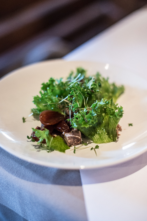 Plukket kalv med sprød salat og syltede rødløg