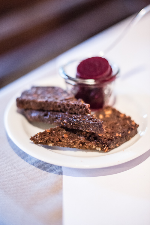 Smørstegt rugbrød og hjemmelavede rødbeder