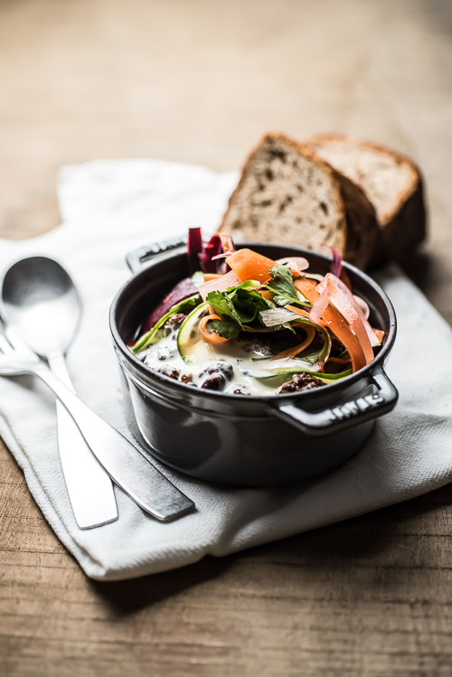 Grydebrød og en enkel salat på forskellige slags gulerødder, agurk, koriander og lime blev serveret til sammen med en klat creme fraiche