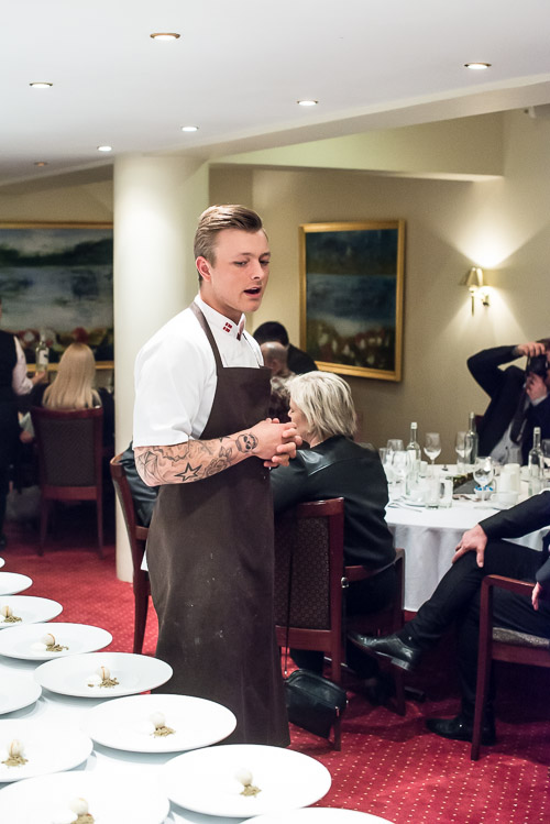 Sylvester præsenterer sin dessert Sylvester præsenterer sin dessert