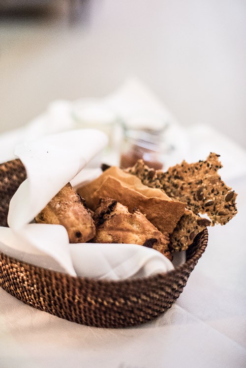 Brødkurven med to slags scones og to slags knækbrød